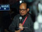 penyidik-kpk-novel-baswedan-sedang-diskusi-di-lobi-gedung-kpk-34734.jpg