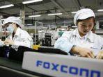 perakitan-smartphone-di-pabrik-foxconn.jpg