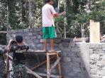 personel-tmmd-ke-104-sedang-melakukan-pengerjaan-kantin-dan-mck.jpg