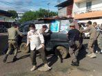 personil-gabungan-mendorong-mobile-spas-yang-berjualan-tidak-pada-tempatnyagfgfdg.jpg