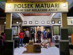 personil-polsek-matuari-ketika-mengamankan-tiga-orang-tersangka.jpg