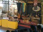 pertunjukan-wayang-golek-diiringi-kolaborasi-gamelan-sunda-dan-angklung.jpg