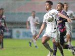 pesepak-bola-rans-cilegon-fc-berebut-bola-dengan-pesepak-bola-psim-yogyakarta.jpg