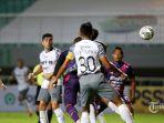 pesepak-bola-rans-cilegon-fc-jersey-ungu-berebut-bola-atas-dengan-pesepak-bola-persis-solo.jpg