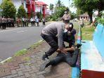petugas-keamanan-berhasil-menangkap-seseorang-yang-mencoba-mencuri-kotak-suara-dari-tpshgjj79879879.jpg