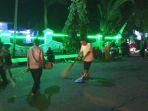 petugas-kebersihan-bersihkan-sampah-43.jpg