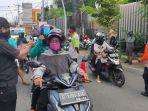 petugas-memeriksa-suhu-tubuh-warga-yang-melintas-di-posko-chek-point.jpg