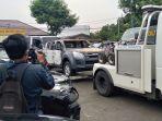 petugas-menderek-dua-mobil-yang-terbakar.jpg