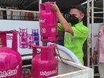 petugas-mengatur-tabung-bright-gas-di-spbu-coco-jalan-pierre-tendean-ghjghjgj.jpg