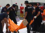 petugas-mengidentifikasi-kantong-jenazah-korban-jatuhnya-pesawat-sriwijaya-air-sj182.jpg