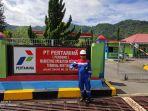 petugas-pertamina-di-terminal-bahan-bakar-tbbm-tahuna.jpg