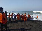 petugas-sar-gabungan-tengah-menurunkan-perahu-jukung-ke-laut.jpg