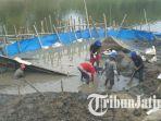 petugas-sedang-melakukan-proses-ekskavasi-perahu-baja.jpg
