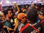 piala-dunia-2022-suporter-bebas-membeli-bir-sebelum-laga-qatar-vs-ekuador-ricuh-dengan-polisi.jpg