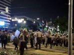 pihak-kepolisian-saat-membubarkan-massa-yang-masih-bertahan-di-depan-kantor-bawaslu-ri.jpg