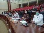 pihak-unsrat-yang-hadir-dalam-rapat-dengar-pendapat-di-ruang-paripurna-dprd-sulut.jpg