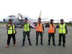 pilot-boeing-737-200-dengan-tail-number-ai-7304.jpg