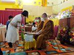 pindapata-ke-rumah-rumah-para-umat-buddha-yang-berada-di-sekitar-vihara-dhammadippa1.jpg