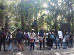 pkt-ajarkan-siswa-bawa-sampah-keluar-dari-tangkoko.jpg