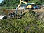 pln-komitmen-bersihkan-eceng-gondok-di-danau-tondano.jpg