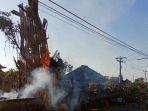 pohon-beringin-berusia-ratusan-tahun-terbakar-di-pura-puseh.jpg