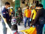 polisi-bersiap-memindahkan-ke-mobil-ambulan-kantong-jenazah-bisri-efendi.jpg