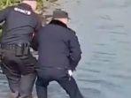 polisi-china-hanya-diam-melihat-gadis-tenggelam.jpg