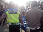 polisi-dari-unit-laka-lantas-polres-pematangsiantar-mengevakuasi-pemotor-tewas-ditabrak-truk.jpg