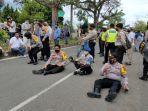 polisi-di-kotamobagu-beristirahat.jpg