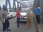 polisi-di-lokasi-kejadian-laporan-palsu-perampokan-uang-rp150-juta.jpg