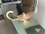 polisi-india-menyita-lampu-aladdin-yang-digunakan-untuk-menipu-korban-penipuan-dgfg.jpg