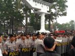 polisi-jaga-kantor-gubernur_20170513_141628.jpg
