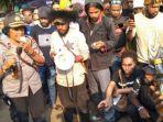 polisi-kirim-2-kardus-miras-pada-mahasiswa-papua.jpg