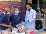 polisi-menangkap-pedagang-daging-babi-yang-diserupakan-dengan-daging-sapi-di-bandung-sdfdsf.jpg