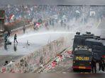 polisi-menembakan-water-bombing-23513.jpg