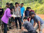 polisi-mengevakuasi-jasad-ayah-dan-anak-yang-tewas.jpg
