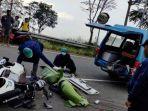 polisi-mengevakuasi-korban-kecelakaan-maut-di-jalan-menanjak-tepat-di-atas-kebun-stroberi.jpg