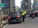 polisi-menilang-sejumlah-mobil-yang-melanggar-aturan-ganjil-genap.jpg