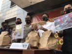 polisi-menunjukkan-barang-bukti-kasus-tewasnya-editor-metro-tv-yodi-prabowo.jpg
