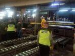 polisi-saat-melakukan-olah-tkp-di-pt-nusantara-plywood.jpg
