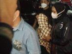 polisi-saat-mengamankan-artis-berinisial-ta-masuk-ke-gedung-ditreskrimsus-polda-jabar-12121.jpg