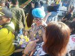 polisibagi-bagi-bunga-saat-event-modoinding-potato-festival-2019-begini-tujuannya.jpg