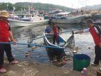 polres-bitung-peringati-hpsn-dengan-jaring-sampah-di-pelabuhan.jpg