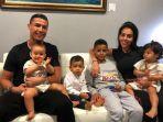 potret-keluarga-bahagia-cristiano-ronaldo-441123.jpg