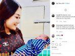 potret-puput-gendong-bayi.jpg