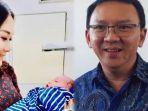 potret-puput-menggendong-bayi-jadi-sorotan.jpg