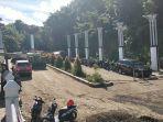 potret-suasana-pintu-gerbang-kebun-raya-ratatotok-masih-dipadati-kendaraan-para-penambang.jpg