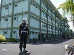 prajurit-polisi-militer-kodam-xiiimerdeka-berjaga-di-samping-gedung-utama-gjhgj.jpg