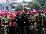 presiden-joko-widodo-kanan-didampingi-komandan-korps-marinir-tni-mayjen-tni-mar.jpg