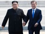presiden-korea-selatan-moon-jae-in-kanan-dan-pemimpin-korea-utara-kim-jong-un-kiri_20180427_164734.jpg